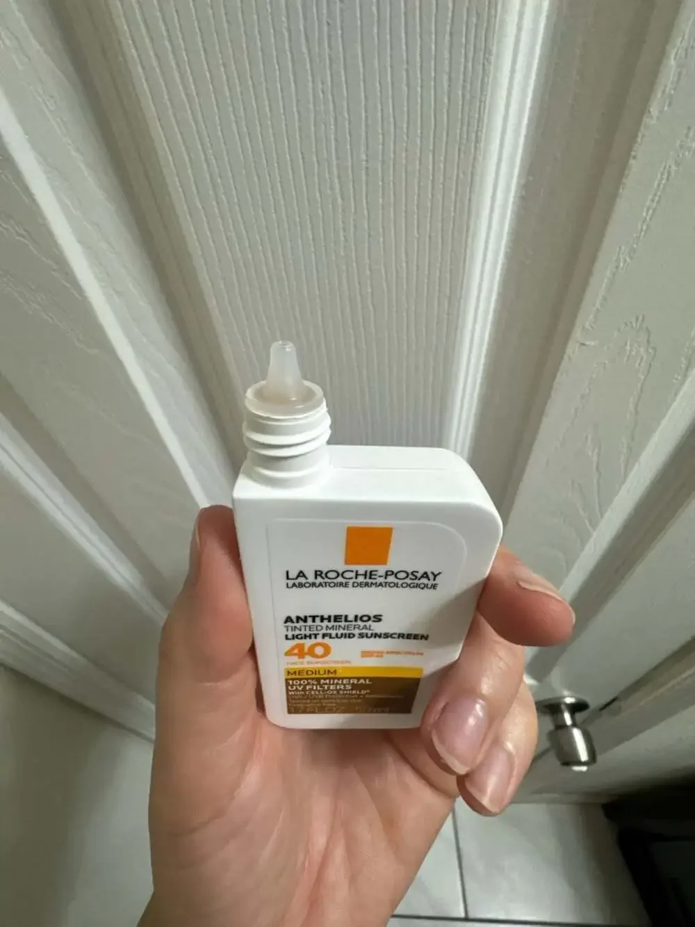 La Roche-Posay Anthelios Tinted Mineral Light Fluid Sunscreen SPF 40 Medium 1.7